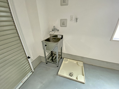 神奈川県横浜市都筑区の賃貸ガレージハウス「港北BBガレージ」 港北ICから６分！思う存分カーライフが楽しめる賃貸ガレージハウスです！ガレージ内に洗い場＆洗濯機置き場もあります。