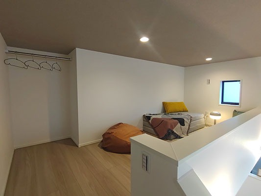 １Fロフト　便利なハンガーポール付